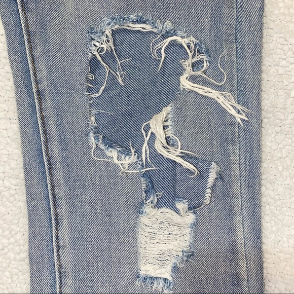 BRANDY MELVILLE LIGHT WASH DISTRESSED BOYFRIEND JEANS - Picture 4 of 9